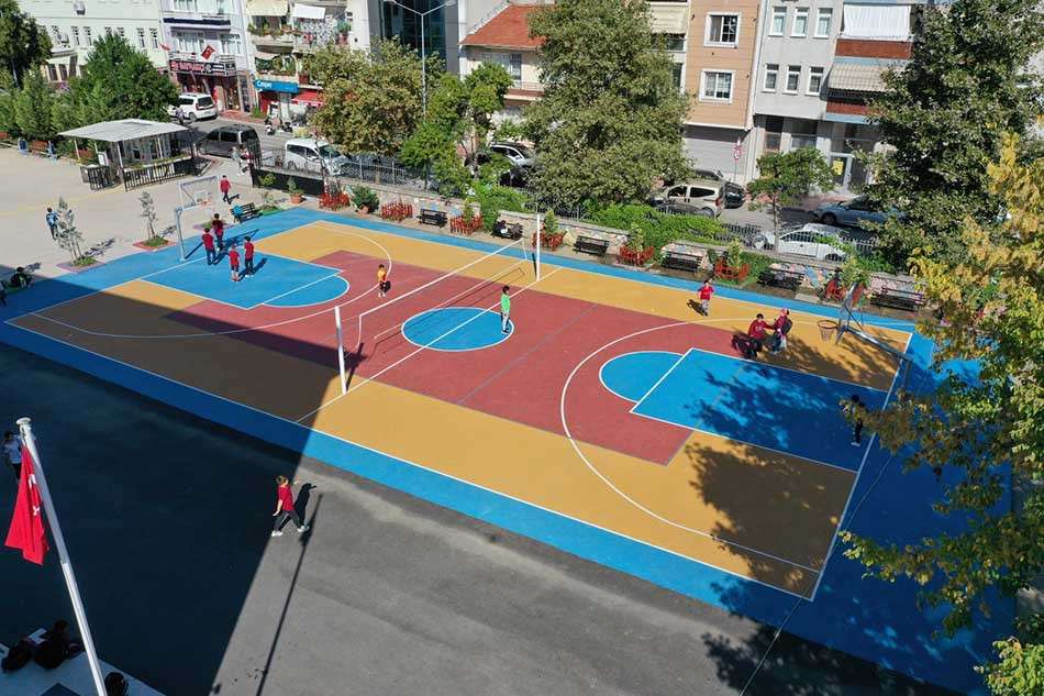 100'DEN FAZLA OKULA YENİ SAHALAR