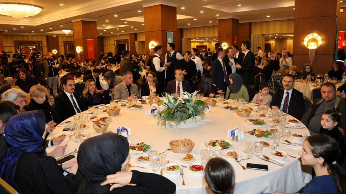 AK PARTİ KOCAELİ VE KENT PROTOKOL&Uuml; YETİMLER G&Uuml;N&Uuml; İFTARINDA