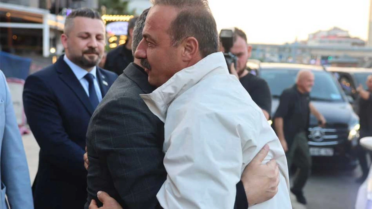 BAŞKAN BIYIK A PARTİ GENEL BAŞKANI AĞIRALİOĞLU'NU KUCAKLADI