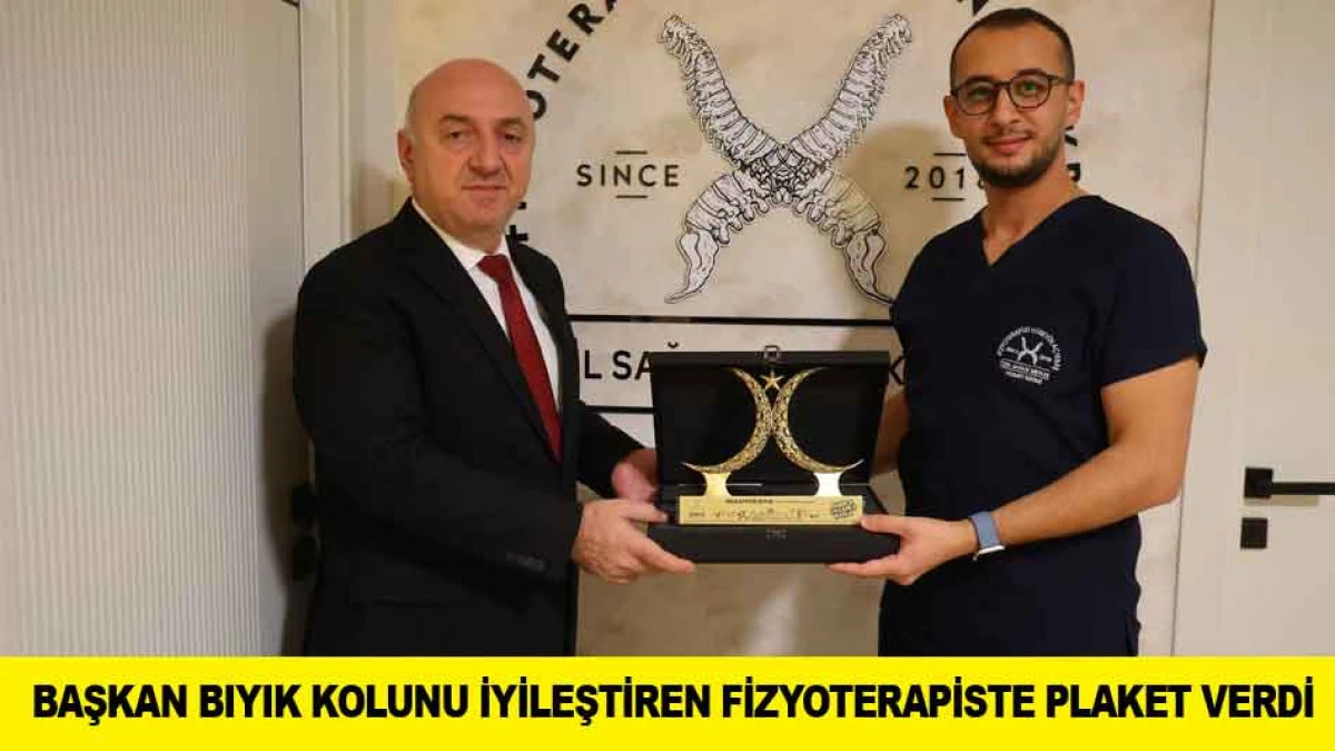 BAŞKAN BIYIK KOLUNU İYİLEŞTİREN FİZYOTERAPİSTE PLAKET VERDİ