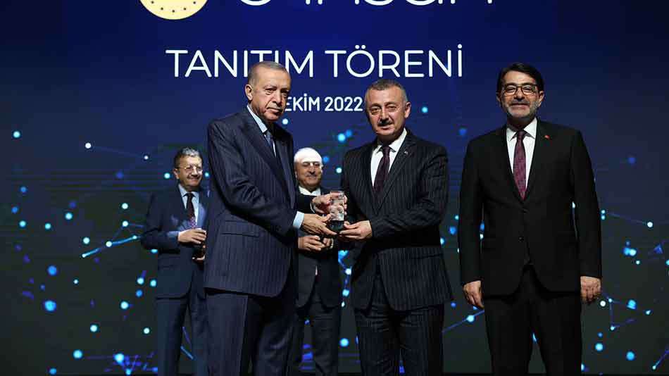 BAŞKAN BÜYÜKAKIN, CUMHURBAŞKANI ERDOĞAN'IN ELİNDEN ALDI