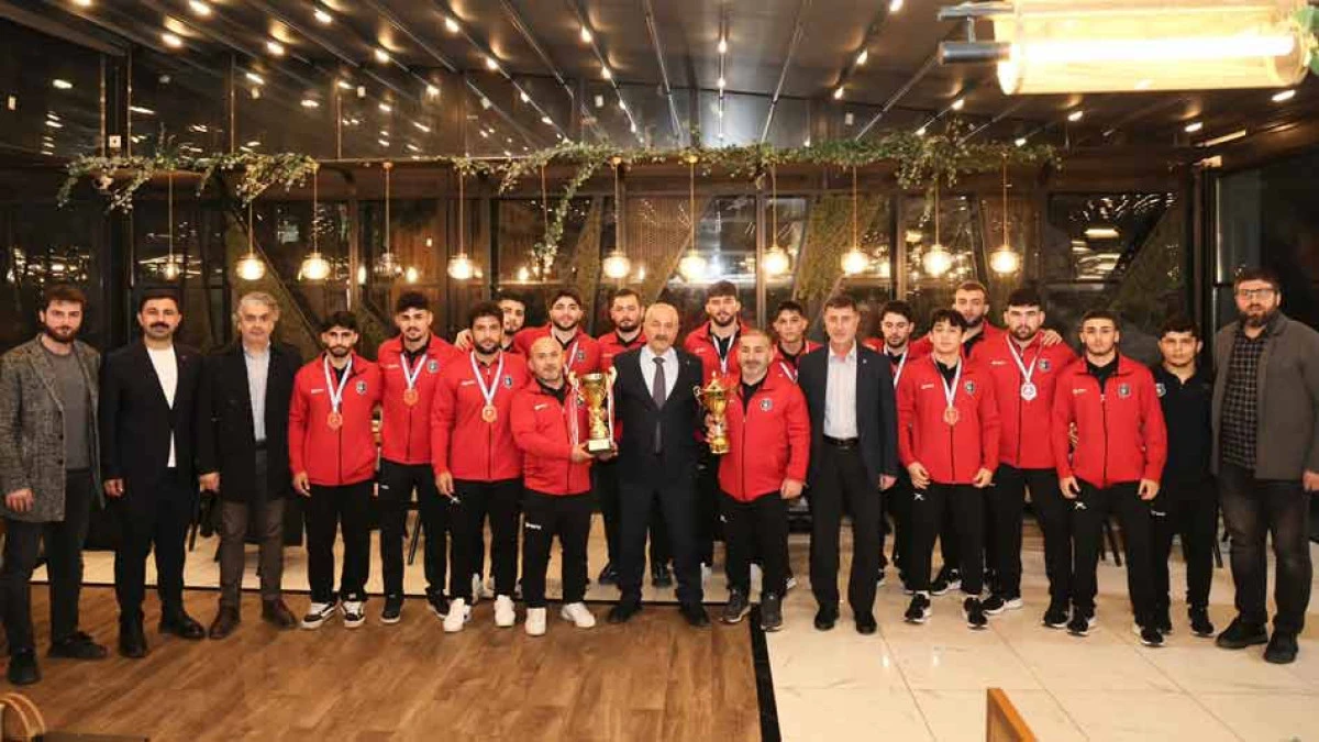 Başkan Büyükgöz Şampiyon Güreşçileri Ağırladı