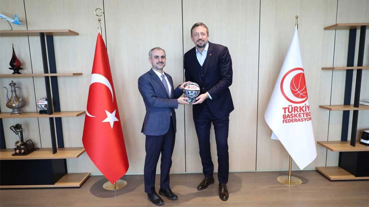 B&Uuml;NYAMİN &Ccedil;İFT&Ccedil;İ'YE TOP HEDİYE ETTİ