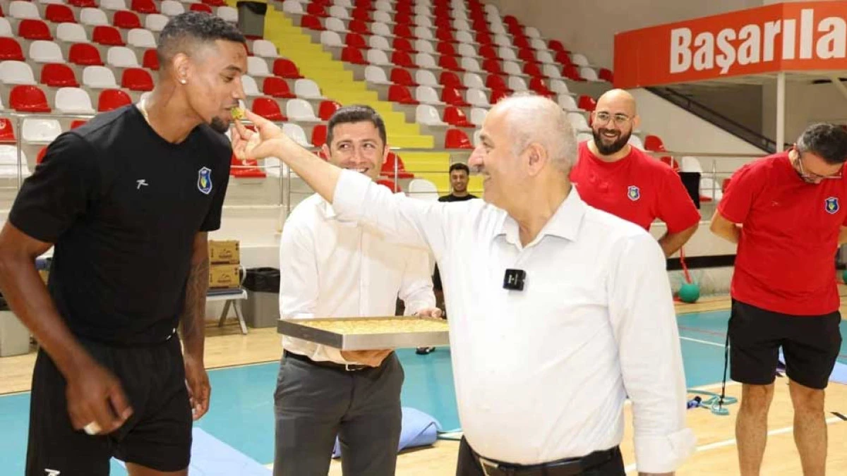 BÜYÜKGÖZ'DEN ONLARA BAKLAVA ZİYAFETİ