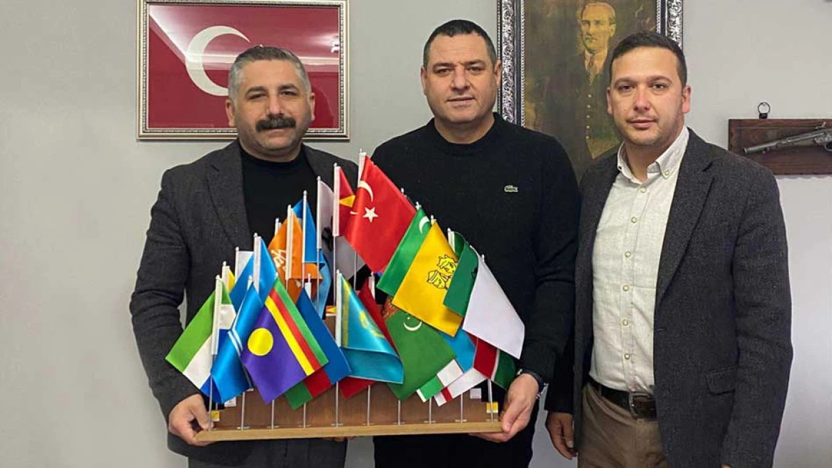 CHP GEBZE'DEN İYİ PARTİ GİK &Uuml;YESİ ACUR'A BAYRAKLI ZİYARET