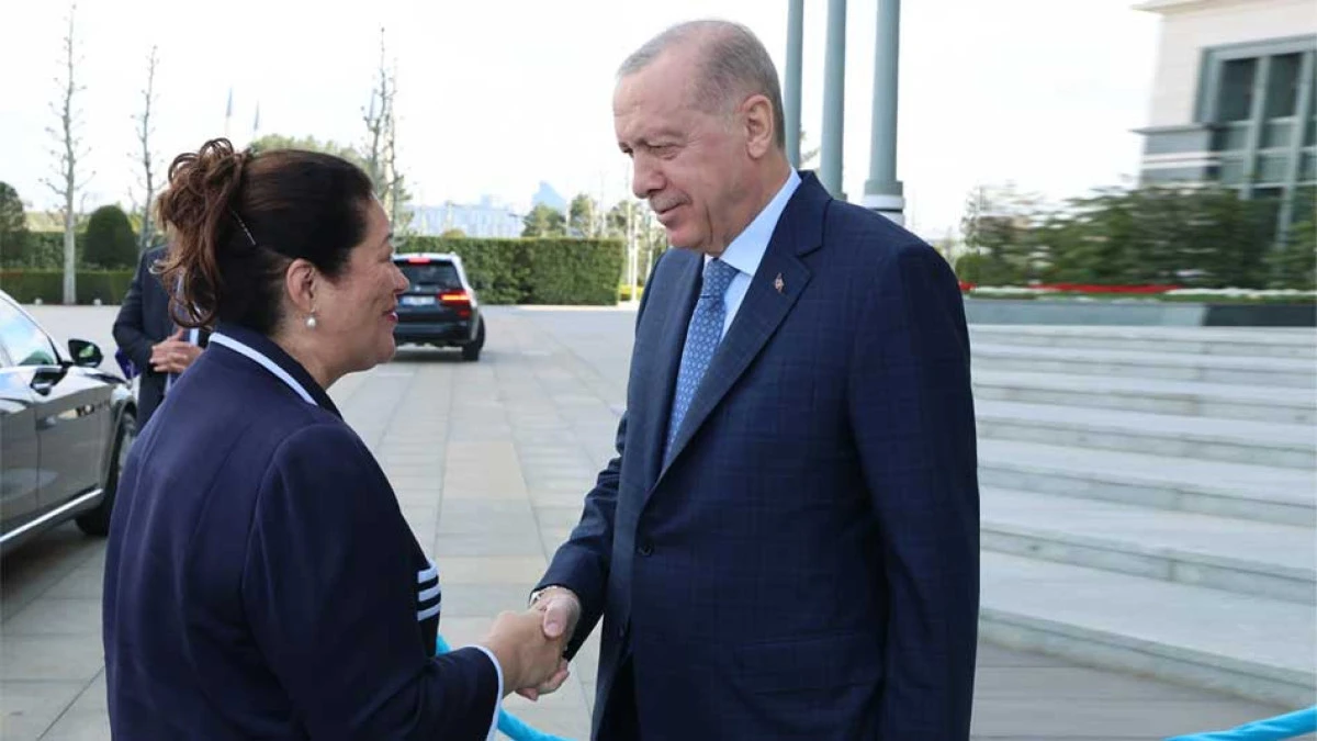 ERDOĞAN O VALİYİ KAPIDA KARŞILADI