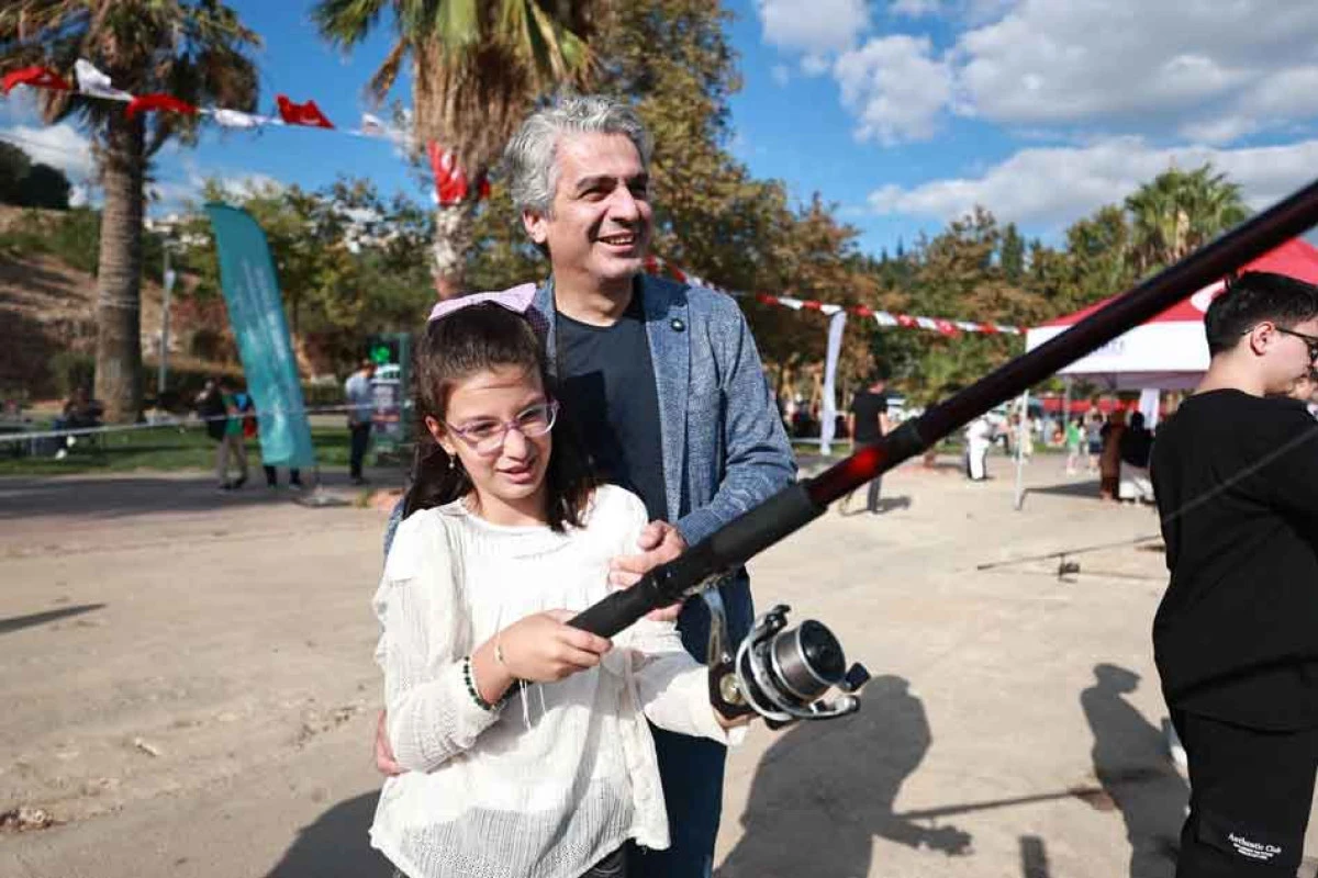 Gebze Eskihisar Sahili’nde Baba-Çocuk Balık Tutma Etkinliği
