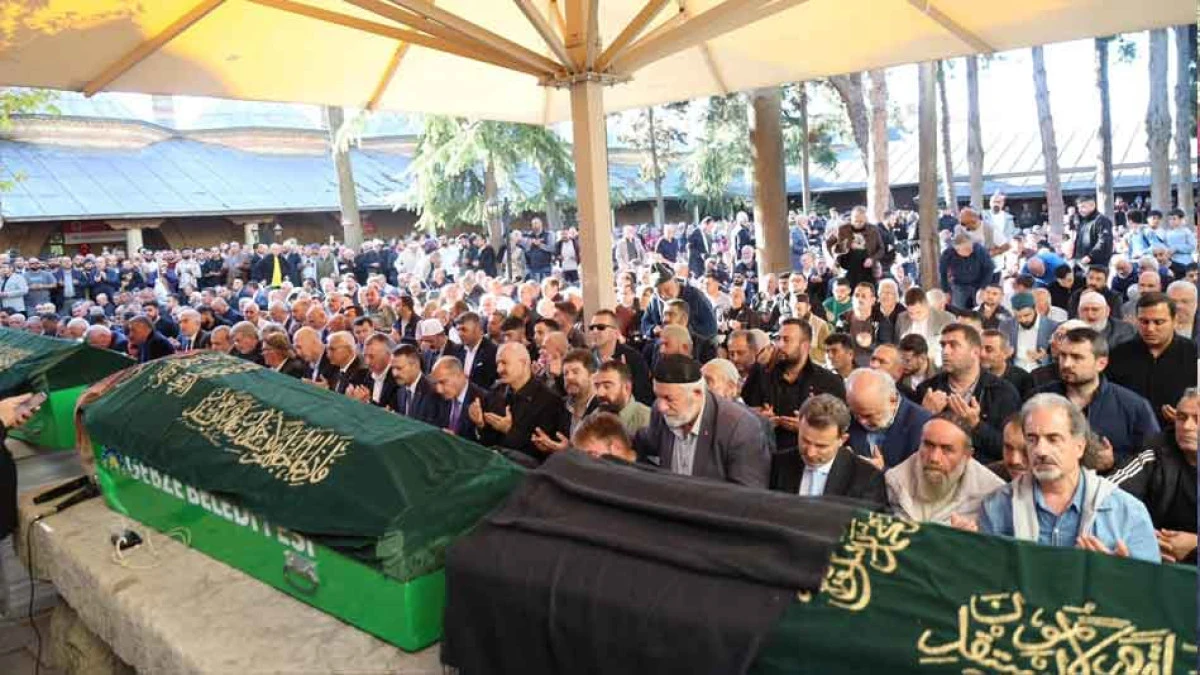 GEBZE'DE ÇÖKEN BİNADA YAŞAMINI YİTİREN BİLİR AİLESİ  SON YOLCULUĞUNA UĞURLANDI