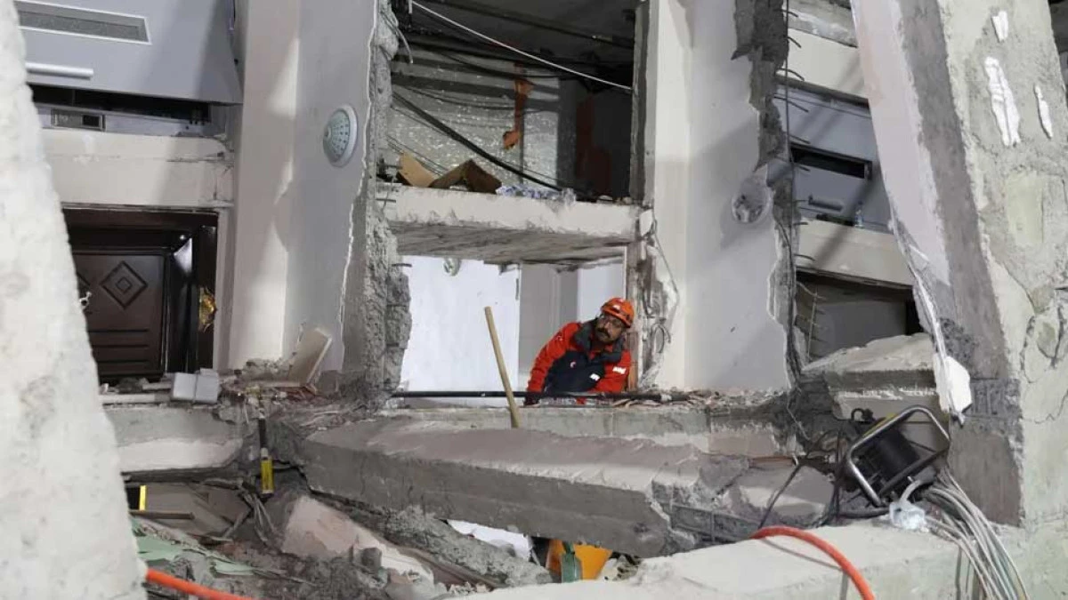 GEBZE'DE ENKAZ ALTINDAKİ ANNE BABADA ÇIKARTILDI