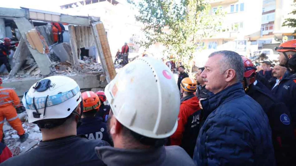 Gebze'ye gelen Büyükakın; ''Ekipler enkazdan gelen  sese ulaşmaya çalışıyor''