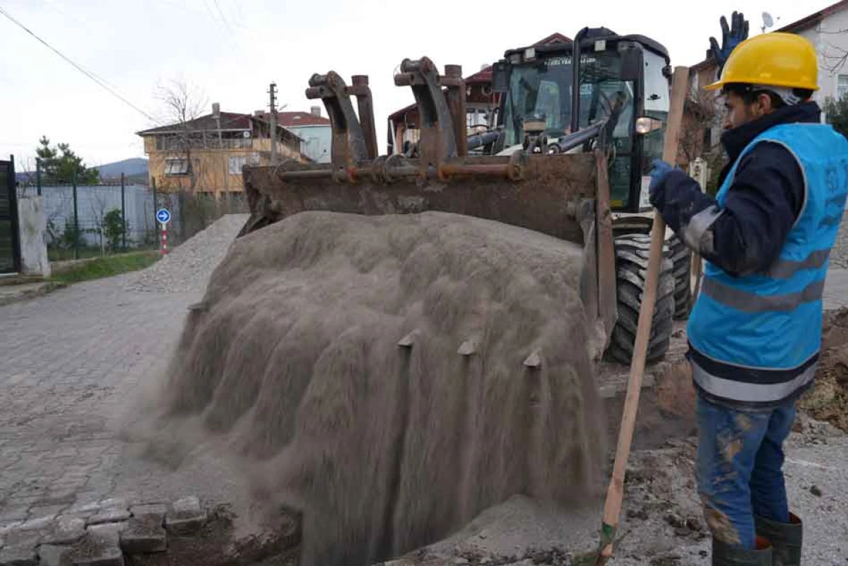 İL&Ccedil;EDE ALTYAPI &Ccedil;ALIŞMALARI T&Uuml;M HIZIYLA S&Uuml;R&Uuml;YOR
