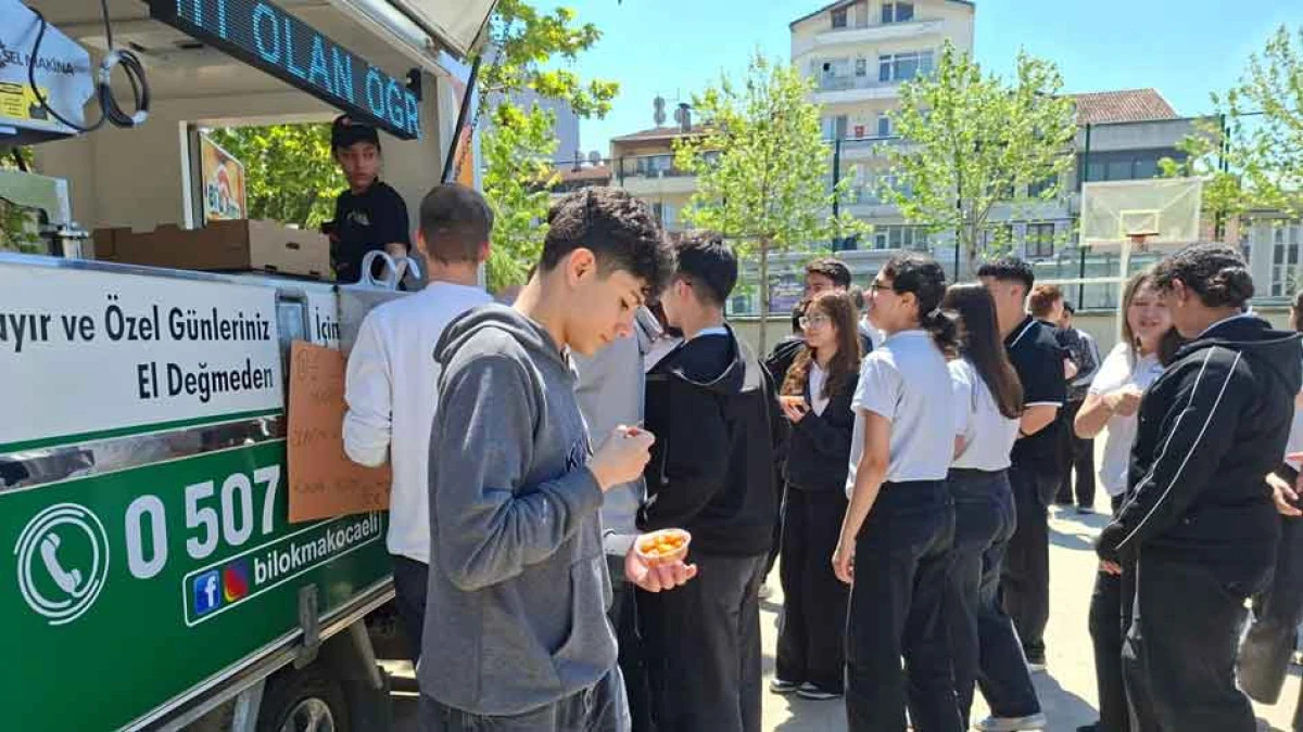 Kocaeli'de Şehit &Ouml;ğretmen ve &Ouml;ğrenciler İ&ccedil;in Lokma Dağıttılar