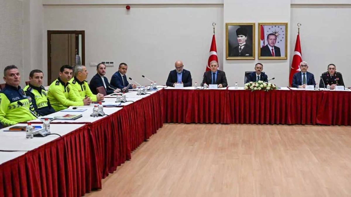 Kocaeli'de Trafik İşaret Levhaları Sadeleştirilecek