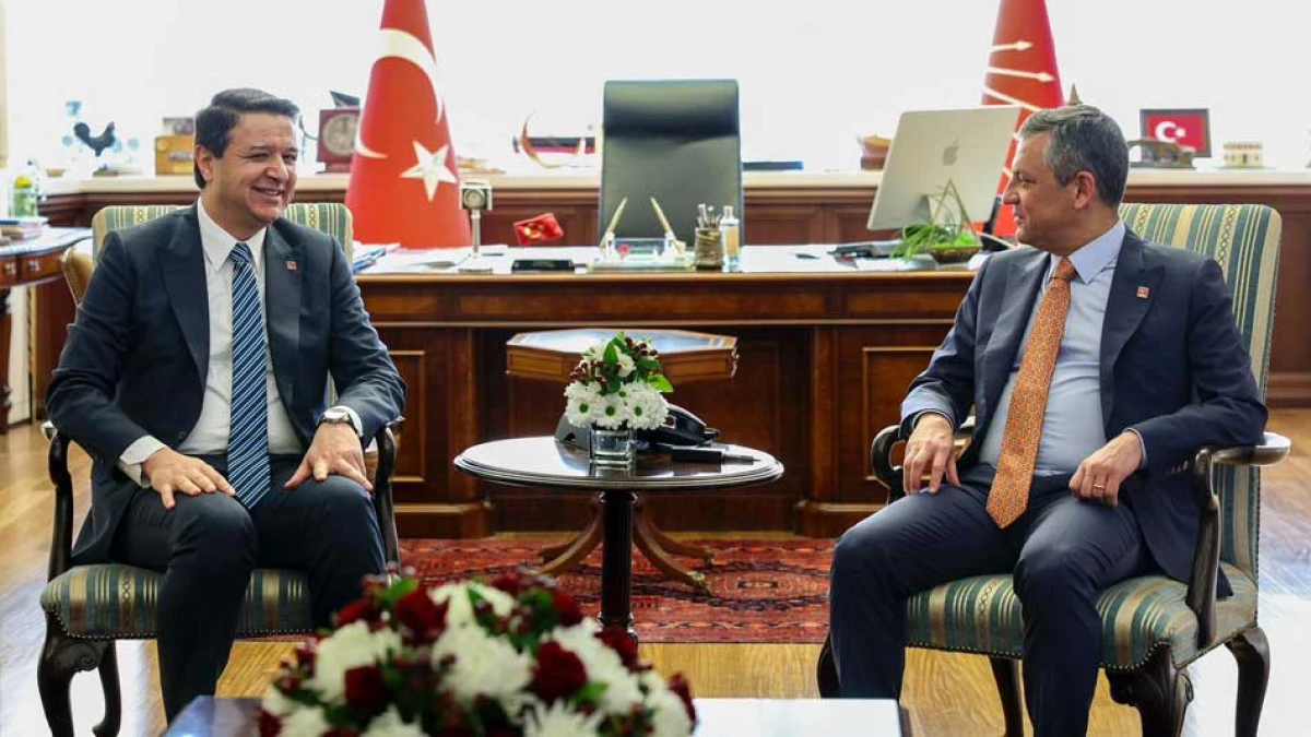 Mahmut Arıkan, &Ouml;zg&uuml;r &Ouml;zel&rsquo;i ziyaret etti