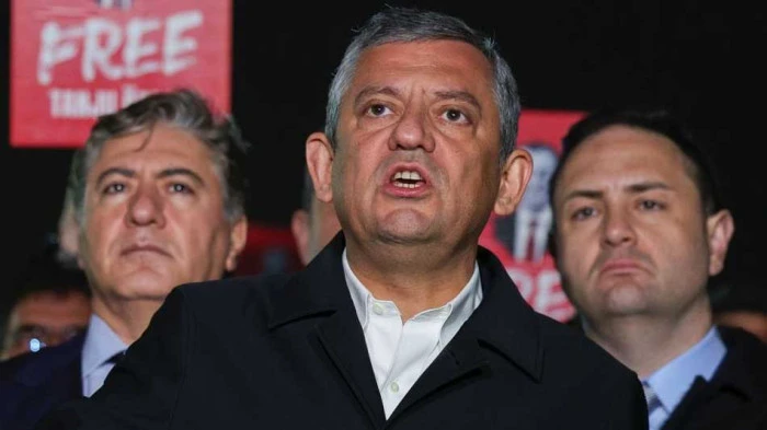 &Ouml;zg&uuml;r &Ouml;zel'den 3 harfli marketlere sert uyarı!