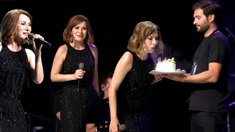 Yeni yaşa sahnede sürpriz kutlama